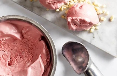 malinov sladoled z ruby  čokolado in malinovim pirejem
